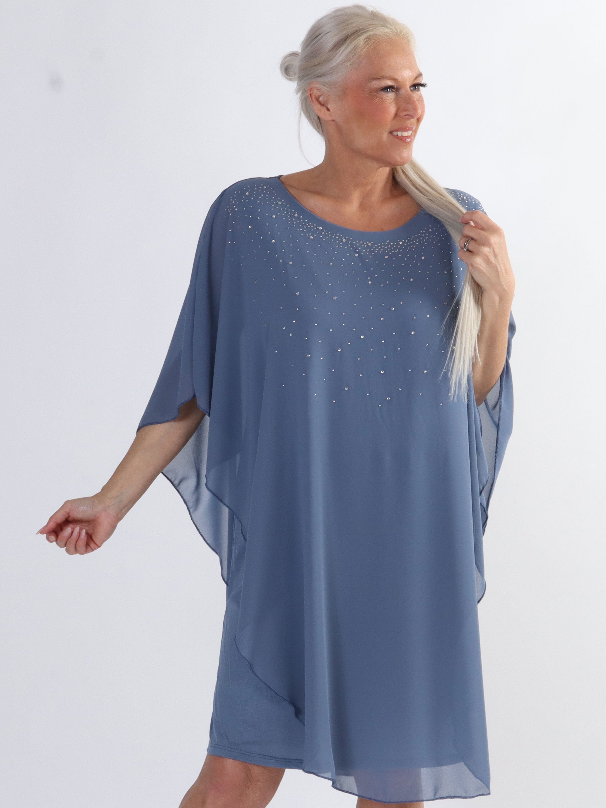 Kenya Crystal - Plus size tunikakjole med chiffonlag og similisten